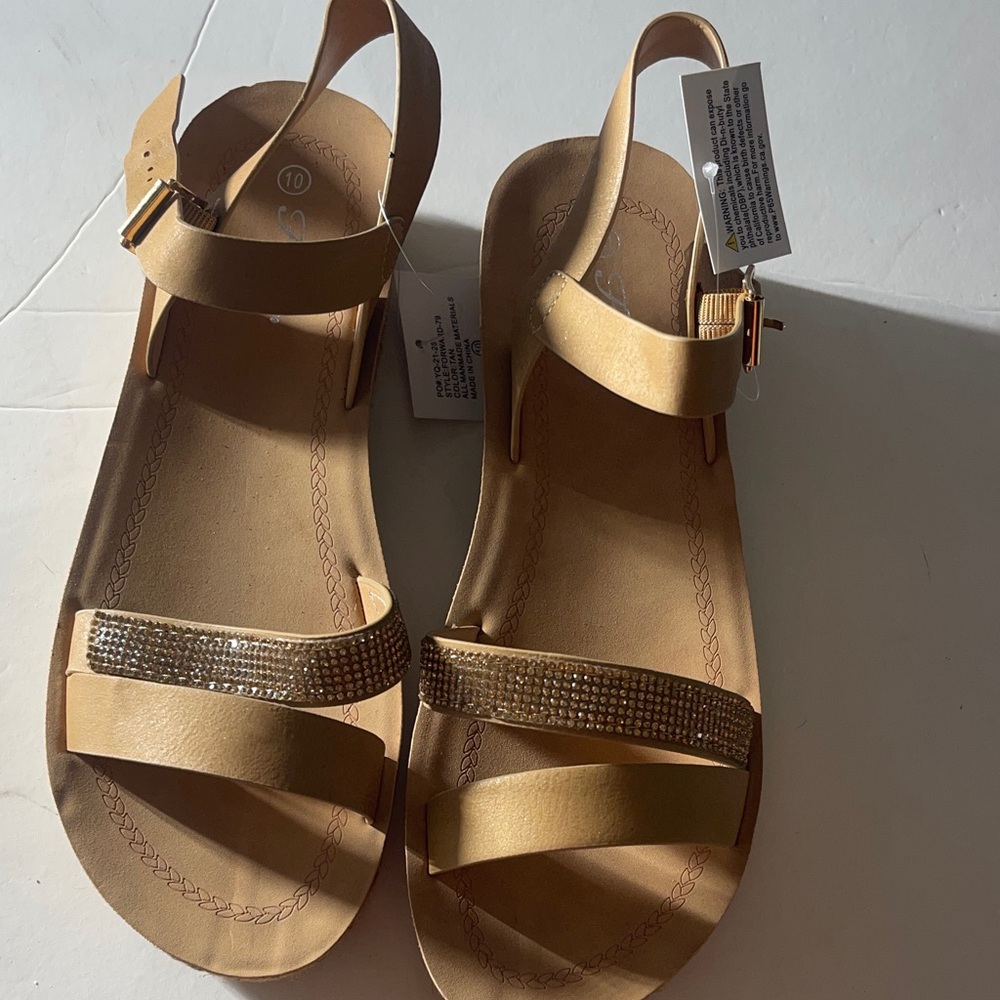 Chic Tan Sandals with Gold Detailing